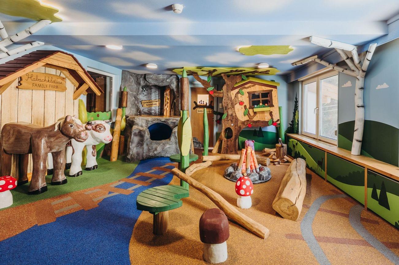 Indoorspielplatz mit Pferd, Kuh, Lagerfeuer