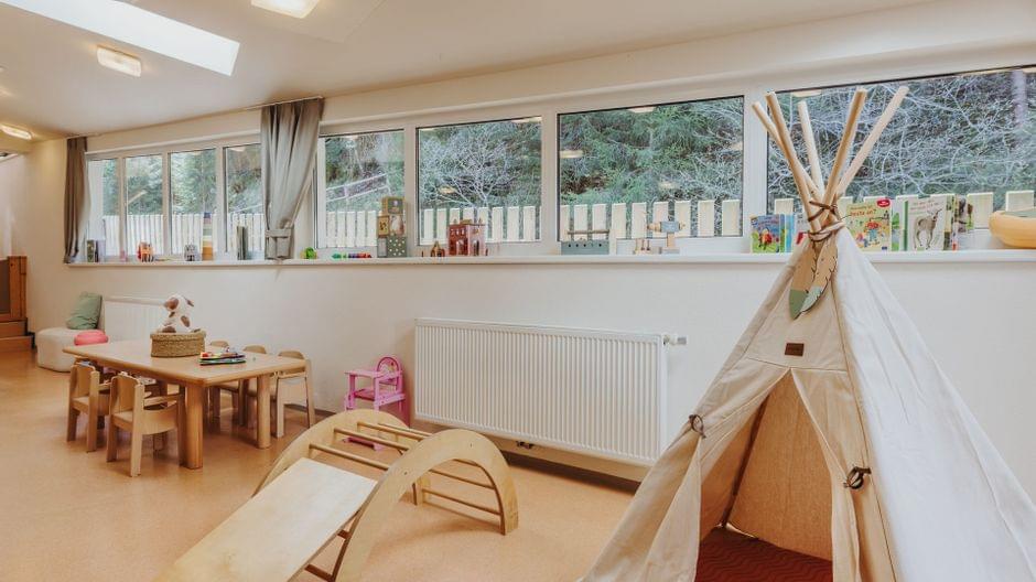 Babyclub mit Tipizelt und Spielsachen für Babys und Kleinkinder Heller Babyclub mit Fensterfront, Tipizelt und kindgerechten Möbeln und Spielsachen