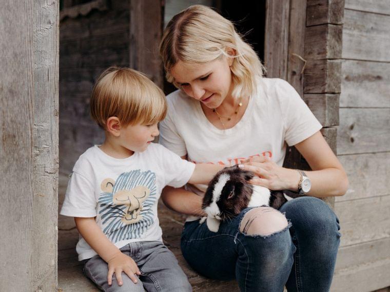 Mama mit Kind, streicheln Hase | Habachklause