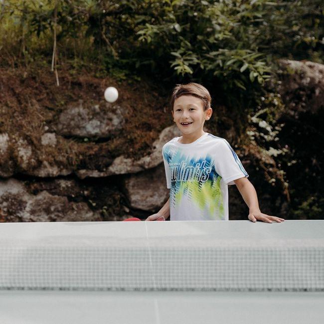 Tischtennis spielen in der Habachklause Kinder spielen Tischtennis