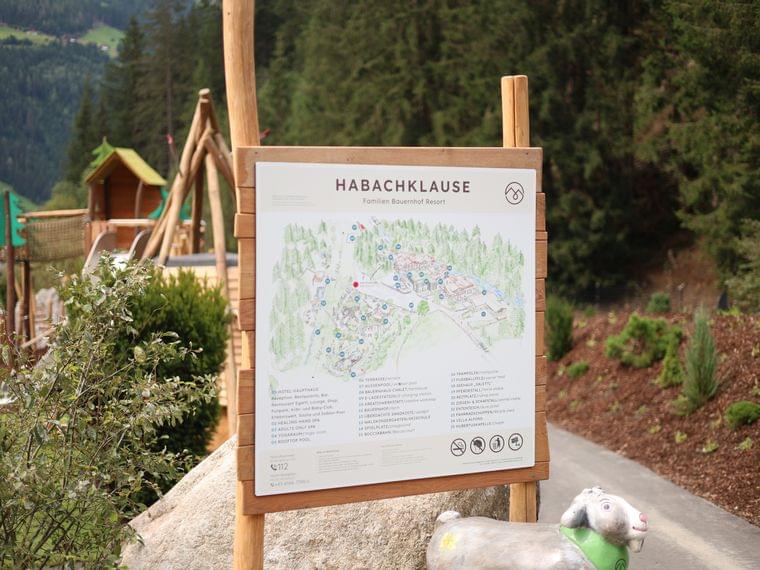 Overview map of the playground directly at the entrance