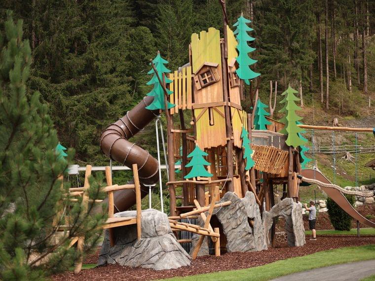 Baumhäuser mit Verbindungsbrücken (Netztunnel) und Röhrenrutsche